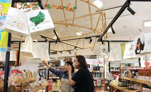 道の駅の店内に飾られている、子どもたちが作った買い物袋=燕市国上