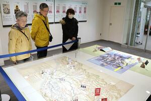幕末期の新発田藩の動向について紹介する資料が並ぶ展示会=新発田市中央町4