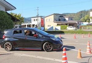 津川署の特設コースを走る安全運転競技大会の参加者=阿賀町津川