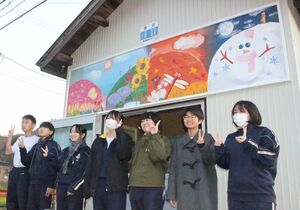 バス停待合所に飾られた絵を描いた湯之谷中学校文化部員=魚沼市葎沢