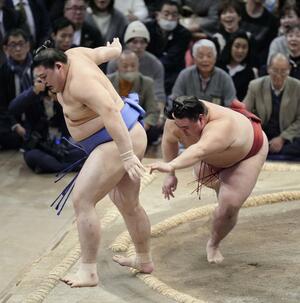 隆の勝(右)が押し出しで大の里を破る=福岡国際センター