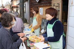無病息災などを願い、露店での買い物を楽しむ参拝客＝魚沼市堀之内