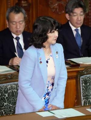 衆院本会議でガソリン税に上乗せされる暫定税率の廃止法案が可決し、一礼する片山財務相=25日午後