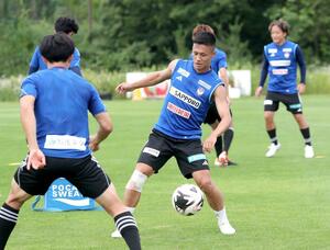 古巣鳥栖との対戦に向けて練習するFW小野裕二=聖籠町