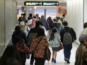 中東情勢の悪化を受け、政府手配のチャーター機で成田空港に到着した人たち＝１０日
