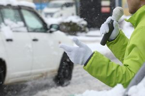 衆院解散後初の週末は寒波が直撃。新潟市の商業施設では雪の降る中、立候補予定者が街頭で手を振っていた=2026年1月25日