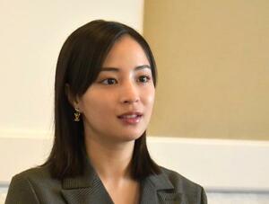 「難しい題材をいくつも含んでいて、悦子の捉え方は人によって違う。伝えなければならないことは何かを考えて演じました」と話す広瀬すずさん