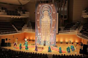 長谷寺の名物儀式「だだおし」を再現した僧侶ら=12日、新潟市中央区一番堀通町