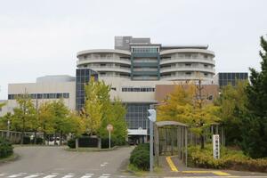 早急な経営改善に向けて計画を策定した新潟市民病院=新潟市中央区鐘木