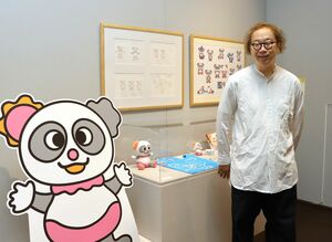 展覧会場でキャラクターに込めた思いを語る大塚いちおさん=9月13日、上越市本城町
