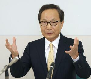 上越市長選への出馬会見で市長選での公約などを話す丸山章氏=8月19日、上越市