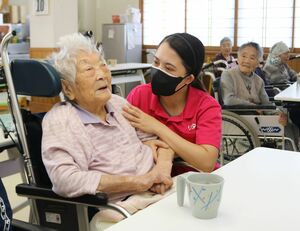 利用者に声をかけるリタ・メリージェーン・ハグレーさん=津南町