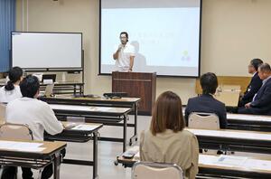 「柏崎・社長のたまご塾」の講義＝柏崎市駅前２の市産業文化会館