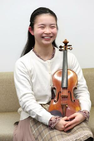 学コンで優勝した喜びを語り、笑顔を見せる後藤苺瑚さん=長岡市千歳1の新潟日報長岡支社メディアぷらっと