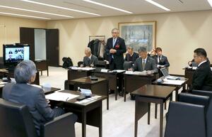 家裁出張所の機能充実を求めて設立された協議会であいさつする高橋邦芳村上市長=12月13日、新潟市中央区