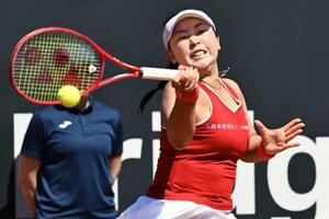 イタリア戦の第3試合となるダブルスでプレーする穂積絵莉=ローマ近郊(ゲッティ=共同)