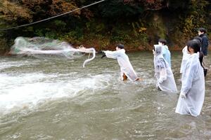 鮭の投網漁を体験する潮陵中の生徒=上越市