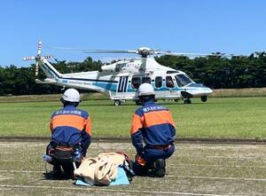 噴火を想定して行われたヘリによる負傷者の搬送訓練=26日午前、鹿児島県屋久島町