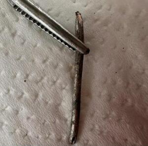 　一般ごみに交ざっていたセシウム針とみられるもの（大分県竹田市提供）