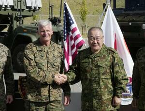 記者会見で握手する米第3海兵遠征軍のロジャー・ターナー司令官(左)と陸自西部方面総監の鳥海誠司陸将=9月17日、沖縄県・石垣島