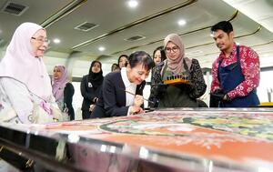 訪問先のマレーシアで「バティック染め」を体験する石破首相の妻佳子さん(左から2人目)=1月10日(内閣広報室提供・共同)