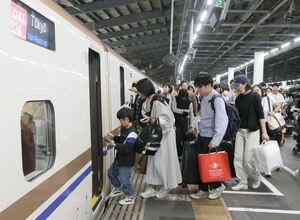 連休最終日、混雑するJR新潟駅の新幹線ホーム=5月6日、新潟市中央区