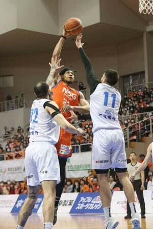 新潟-徳島 第3クオーター、ハントがシュートを決め38-34=新潟市東総合スポーツセンター