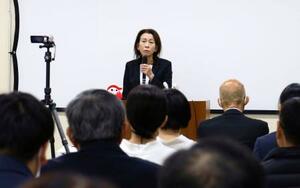 　「犯罪被害者月間」の一環で講演する、３０年前に中学生の長男を亡くした一井彩子さん＝２６日午後、堺市北区