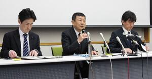 6号機の安全対策工事の約9割が終了したと明らかにした柏崎刈羽原発の稲垣武之所長(中央)=24日、柏崎刈羽原発