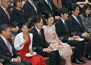 　日本人のパラグアイ移住９０周年を記念したコンサート鑑賞に臨まれる秋篠宮ご夫妻と佳子さま、悠仁さま＝３日午後、東京都足立区の東京芸術センター（代表撮影）