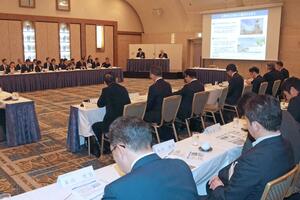 新潟経済同友会と長岡市が意見交換をした懇談会＝長岡市台町２