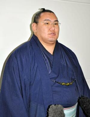 大相撲パリ公演への出発前、羽田空港で取材に応じる横綱豊昇龍=9日