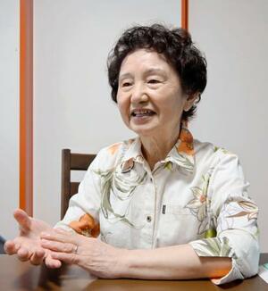 インタビューに応じる法廷通訳人の金城初美さん