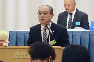 再任された連合新潟の小林俊夫会長=30日、新潟市中央区
