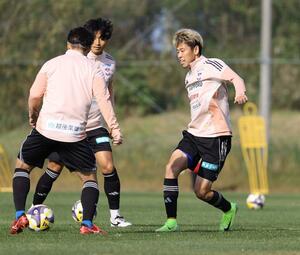 湘南戦に向け練習するアルビレックス新潟の選手たち=7日、聖籠町