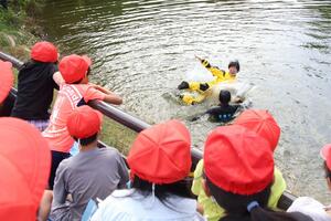 農業用ため池の水難事故防止を伝えた実演イベント=10月6日、見附市名木野地内の岩沢堤