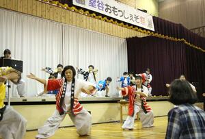 迫力満点のよさこいソーランを披露する住民ら＝阿賀町神谷