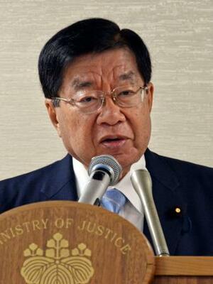 就任記者会見で発言する平口法相=22日午前、法務省
