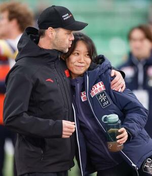 女子1000メートルで優勝し、コーチと抱き合う高木美帆(右)。1500メートルに続いてミラノ・コルティナ冬季五輪代表入りを確実にした=ハーマル(共同)