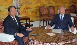 　会談に臨む自民党の鈴木幹事長（右）と国民民主党の榛葉幹事長＝１０日午後、国会