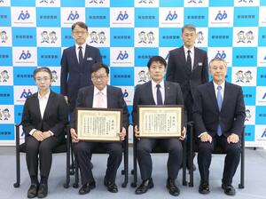 新潟県警本部で行われた優秀安全運転事業所のプラチナ賞表彰式=新潟市中央区新光町
