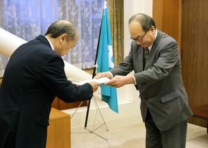 西脇道夫町長に意見書を提出する宍戸邦久委員長(右)=聖籠町役場