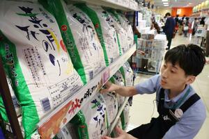 原信女池店に並ぶ新米の「葉月みのり」。昨年より高値だが、入荷しても次々売れるという=27日、新潟市中央区