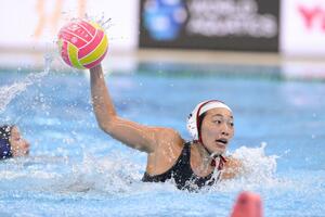 女子7、8位決定戦 日本-イタリア 第1ピリオド、ゴールを狙う浦=シンガポール(共同)