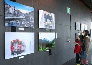 キハ40系と魚沼地域の美しい風景を捉えた作品が並ぶ写真展「魚沼を駆け抜けたヨンマル」=3月2日、新潟市中央区万代3