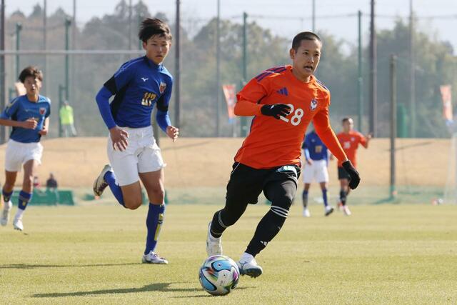 攻め込むＭＦ島村拓弥＝宮崎県都城市