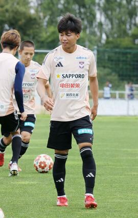 天皇杯３回戦東洋大戦に向けて、調整するＪ１アルビレックス新潟のＦＷ若月大和＝７月１５日午前、聖籠町東港５の新潟聖籠スポーツセンターアルビレッジ