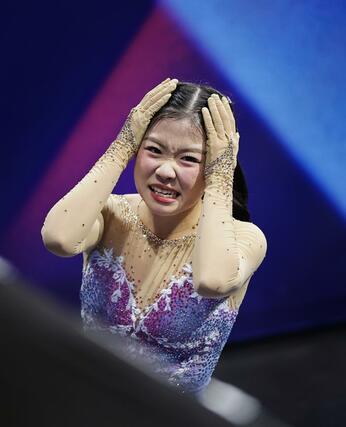 女子フリーの演技を終え、頭を抱えるそぶりを見せる中井亜美＝ミラノ（共同）