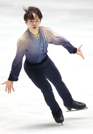 男子フリー　演技する鍵山優真＝国立代々木競技場