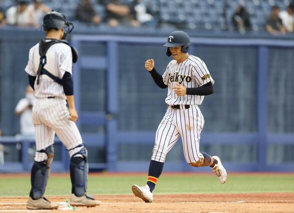 帝京長岡－北越　１回帝京長岡２死三塁、茨木佑太のタイムリーで渡邉侑耶が先制のホームイン＝エコスタ